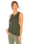 Alo Yoga Heat Wave Ribbed Muscle Tee In Hunter