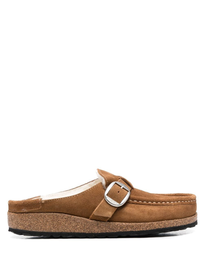 Birkenstock Buckley 套穿式衬里木屐凉鞋 In Brown