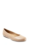Softwalk Sonoma Flat In Brown
