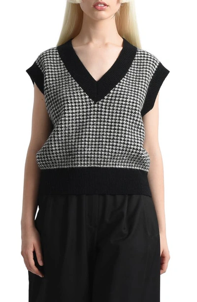 Molly Bracken Checkered Knit Sweater Vest In Black