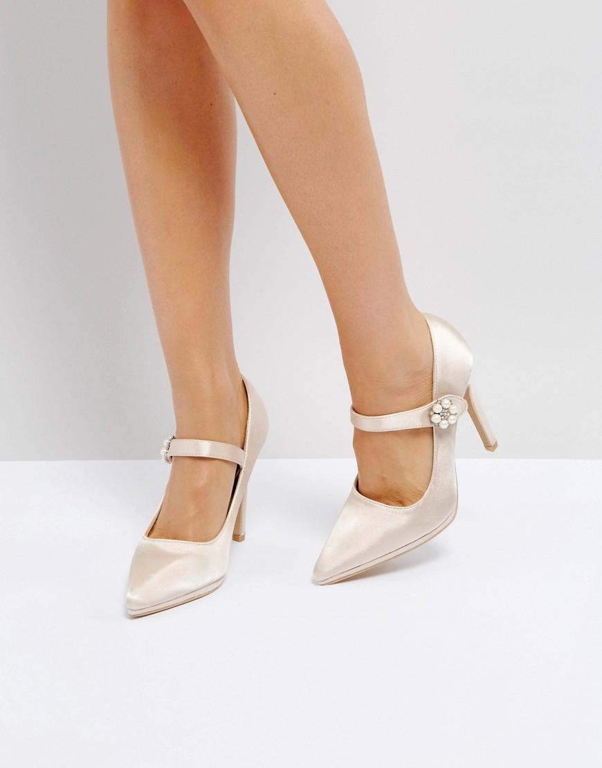 heels with pearl detail