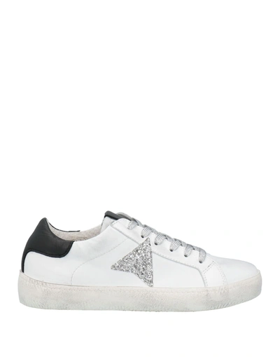 Geneve Sneakers In White