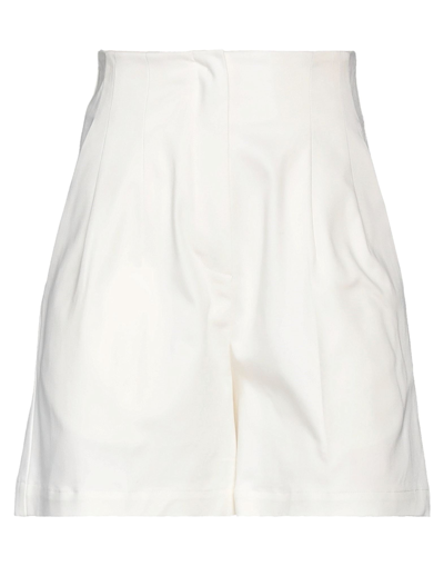 L'autre Chose L' Autre Chose Woman Shorts & Bermuda Shorts White Size 2 Cotton, Elastane