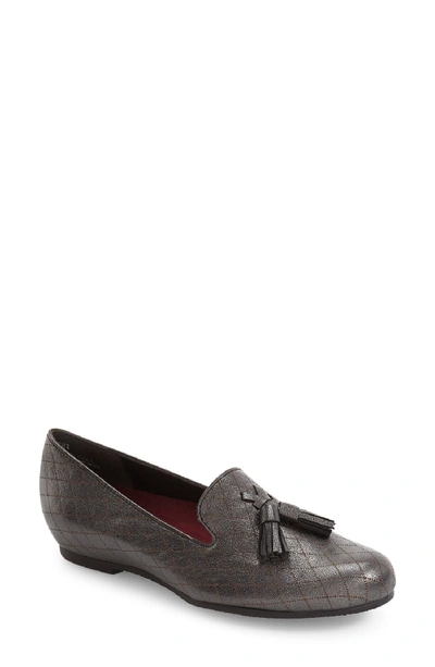 Munro Tallie Tassel Loafer In Black Graphite Leather