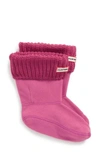 Hunter Original Short Cable Knit Cuff Welly Boot Socks In Dark Ion Pink/ Black