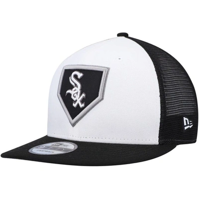 New Era Men's  White, Black Chicago White Sox 2022 Clubhouse Trucker 9fifty Snapback Hat In White,black