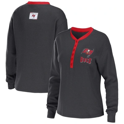 Wear By Erin Andrews Pewter Tampa Bay Buccaneers Waffle Henley Long Sleeve T-shirt In Heather Charcoal