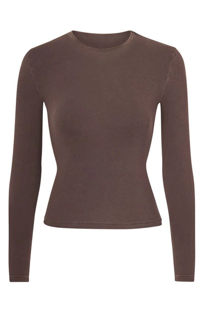 Skims Crewneck Long Sleeve T-shirt In Cocoa