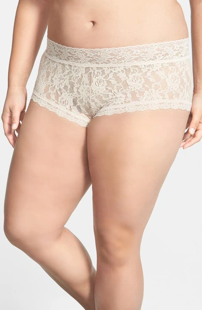 Hanky Panky Stretch Lace Boyshorts In Chai