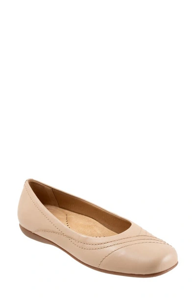 Trotters Sasha Square Toe Flat In Beige