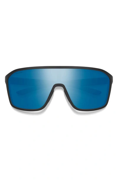 Smith Boomtown 135mm Chromapop™ Polarized Shield Sunglasses In Matte Black / Blue Mirror