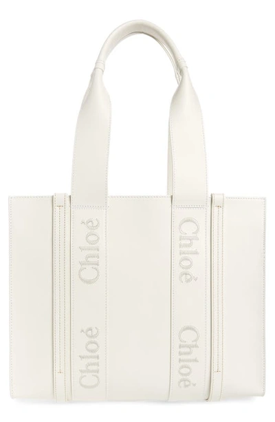 Chloé Medium Woody Leather Tote In 101 White