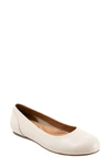 Softwalk Sonoma Flat In Off White