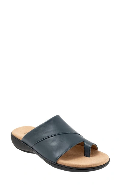 Trotters Regina Slide Sandal In Navy