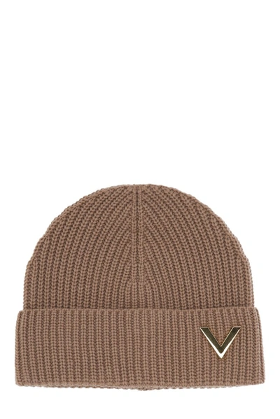 Valentino Garavani Logo Plaque Ribbed Beanie In Brown