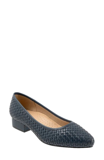 Trotters Jade Woven Pointed Toe Shoe In Navy