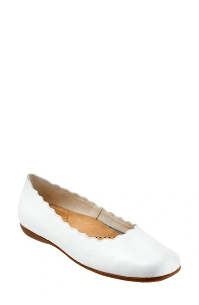 Trotters Sabine Flat In White