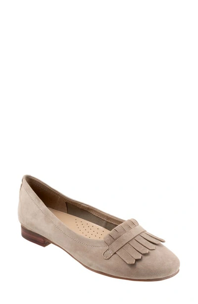 Trotters Greyson Kiltie Flat In Stone Suede