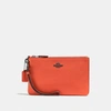 Coach Kleine Tasche Mit Handschlaufe In Mandarin/dark Gunmetal