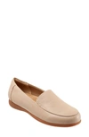 Trotters Deanna Flat In Beige