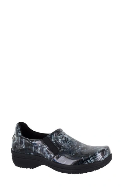 Easy Works By Easy Street Bind Leather Loafer In Black/ Grey Patent Leather