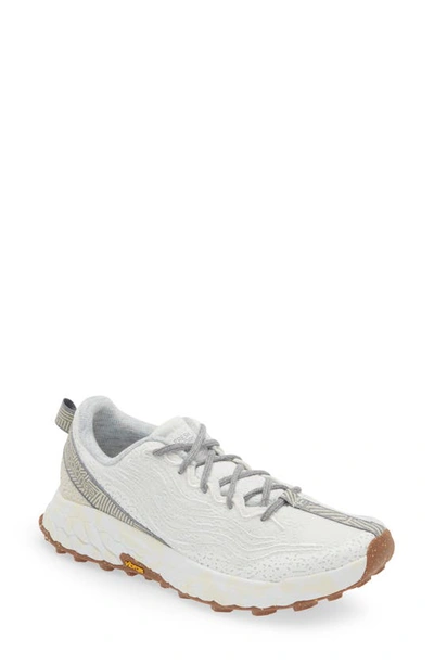 New Balance Fresh Foam X Hierro V7 Trail Running Shoe In White,grey
