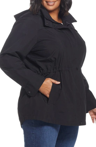 Gallery Packable Water Resistant Jacket In Black