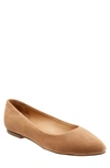 Trotters Estee Flat In Camel Suede