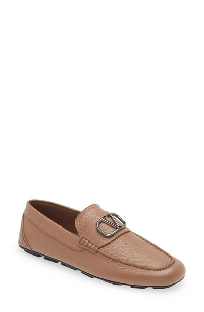 Valentino Garavani Vlogo Signature Leather Driving Shoes In Camel