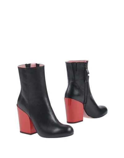 Tipe E Tacchi Ankle Boot In Black