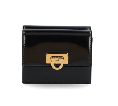 Salvatore Ferragamo Gancini Clasp Compact Wallet In Black