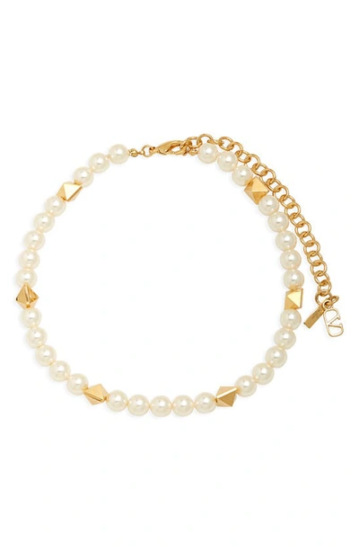 Valentino Garavani Vlogo Rockstud & Imitation Pearl Choker Necklace In Oro_18_cream