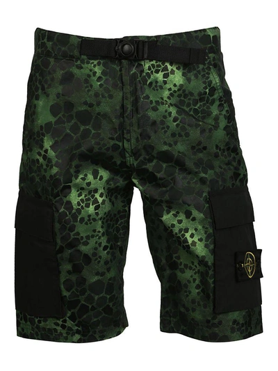 Stone Island Alligator Camouflage Print Shorts In Verde-nero