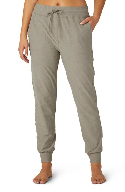 Beyond Yoga Spacedye Commuter Midi Joggers In Birch Heather