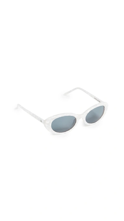 Roberi & Fraud Betty Sunglasses In White/black