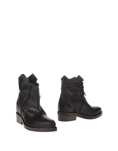 Cinzia Araia Ankle Boot In Black