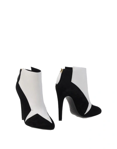 Aperlai Ankle Boot In White