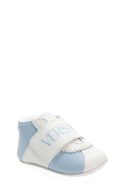 Versace Logo-print Leather Crib Shoes In Baby Blue/ White