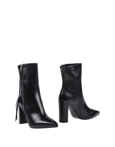 Htc Ankle Boot In Black