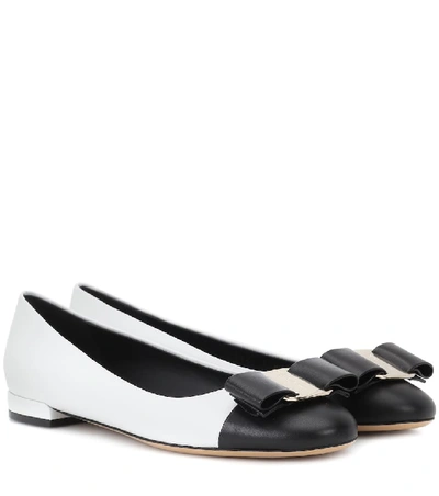 Ferragamo Varina Leather Ballerinas In New Bianco