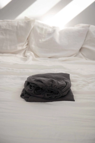 Amourlinen Linen Fitted Sheet In Charcoal