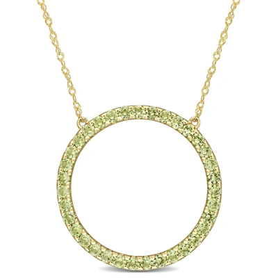 Mimi & Max 1 3/8ct Tgw Peridot Open Circle Pendant With Chain In 10k Yellow Gold In Green