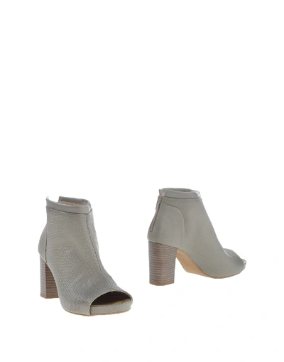 Manas Ankle Boots In Light Grey