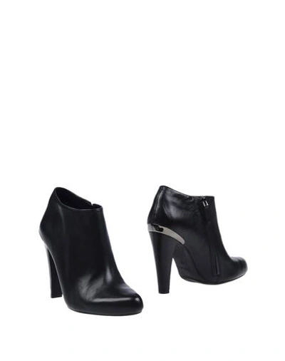 Guess Ankle Boot In Black
