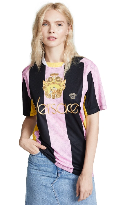 Versace 粉色和黑色相间条纹徽标足球 T 恤 In Black/pink/yellow