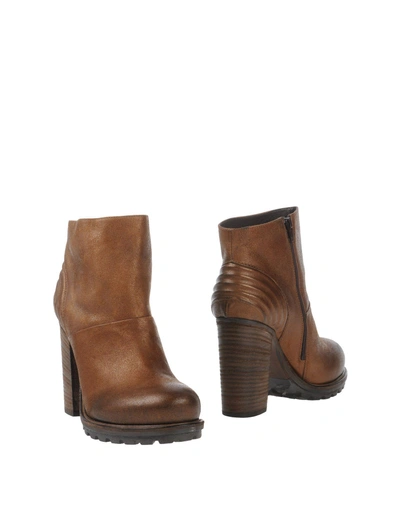 Vic Ankle Boot In Brown