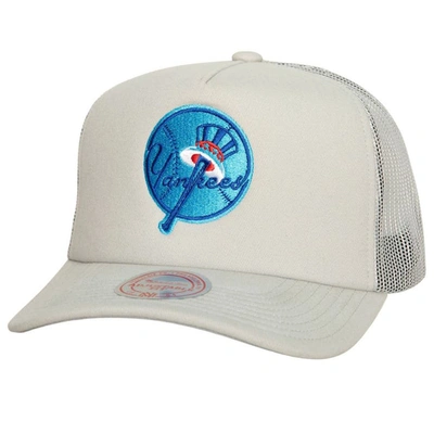 Mitchell & Ness Men's  Gray New York Yankees Curveball Trucker Snapback Hat