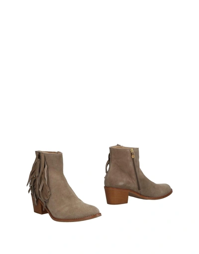 Auguste Ankle Boots In Light Grey