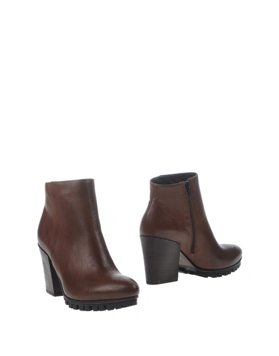 Vic Ankle Boots In Brown