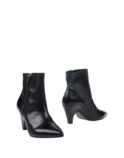 Vic Ankle Boots In Black